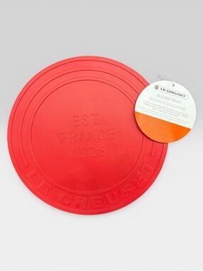 Le Creuset Silicone French Trivet Hot Pad Gripper 8 in Round, Cerise Red NEW!